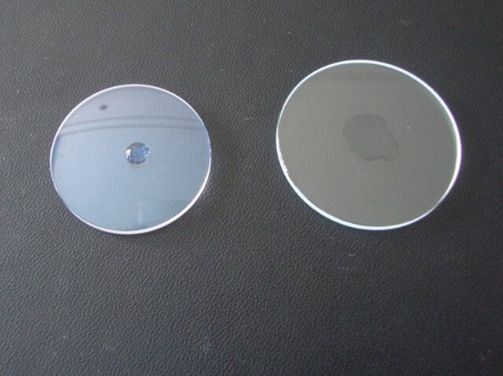 Mắt kính sapphire (trái) và mặt kính cứng (phải)
